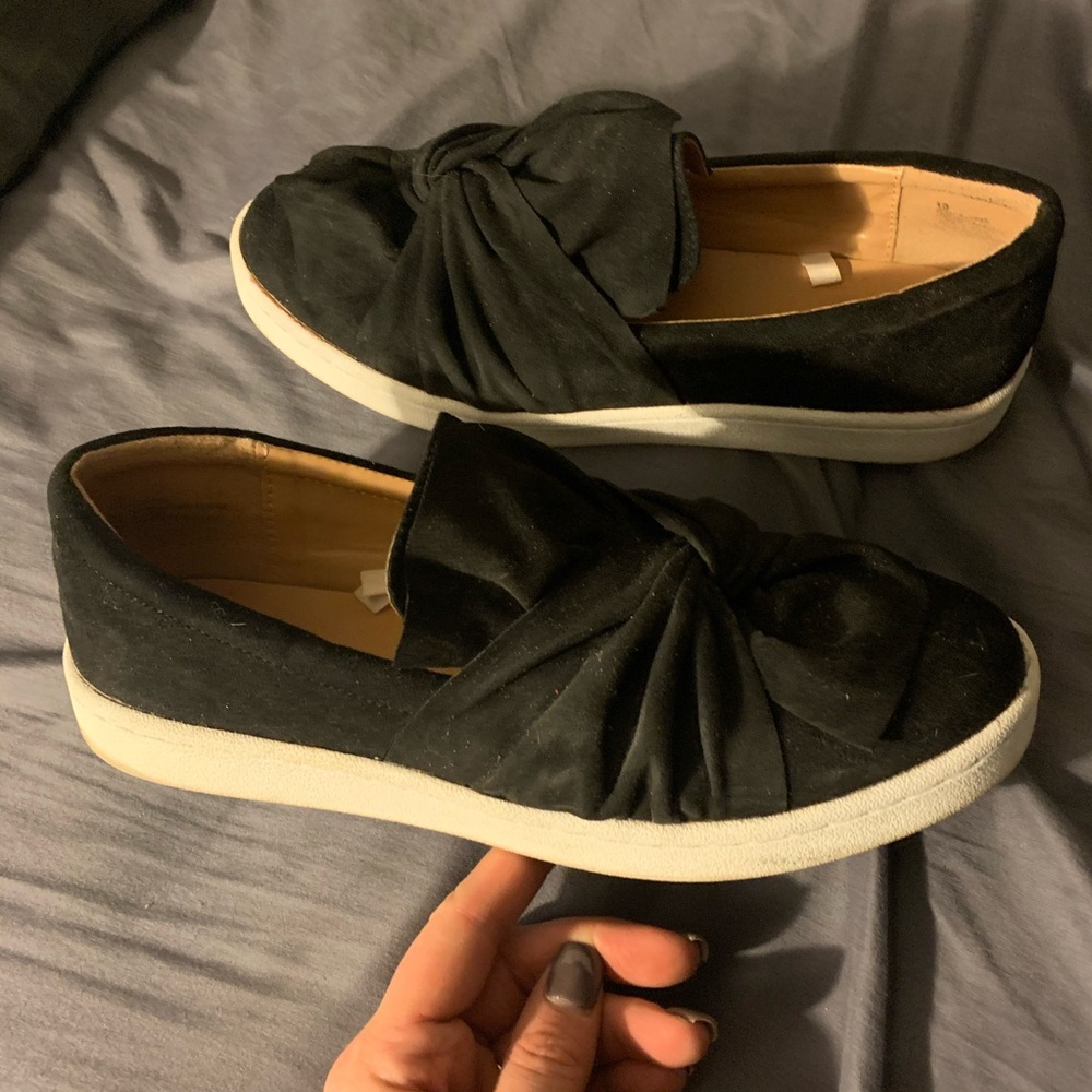 Black flat sneakers